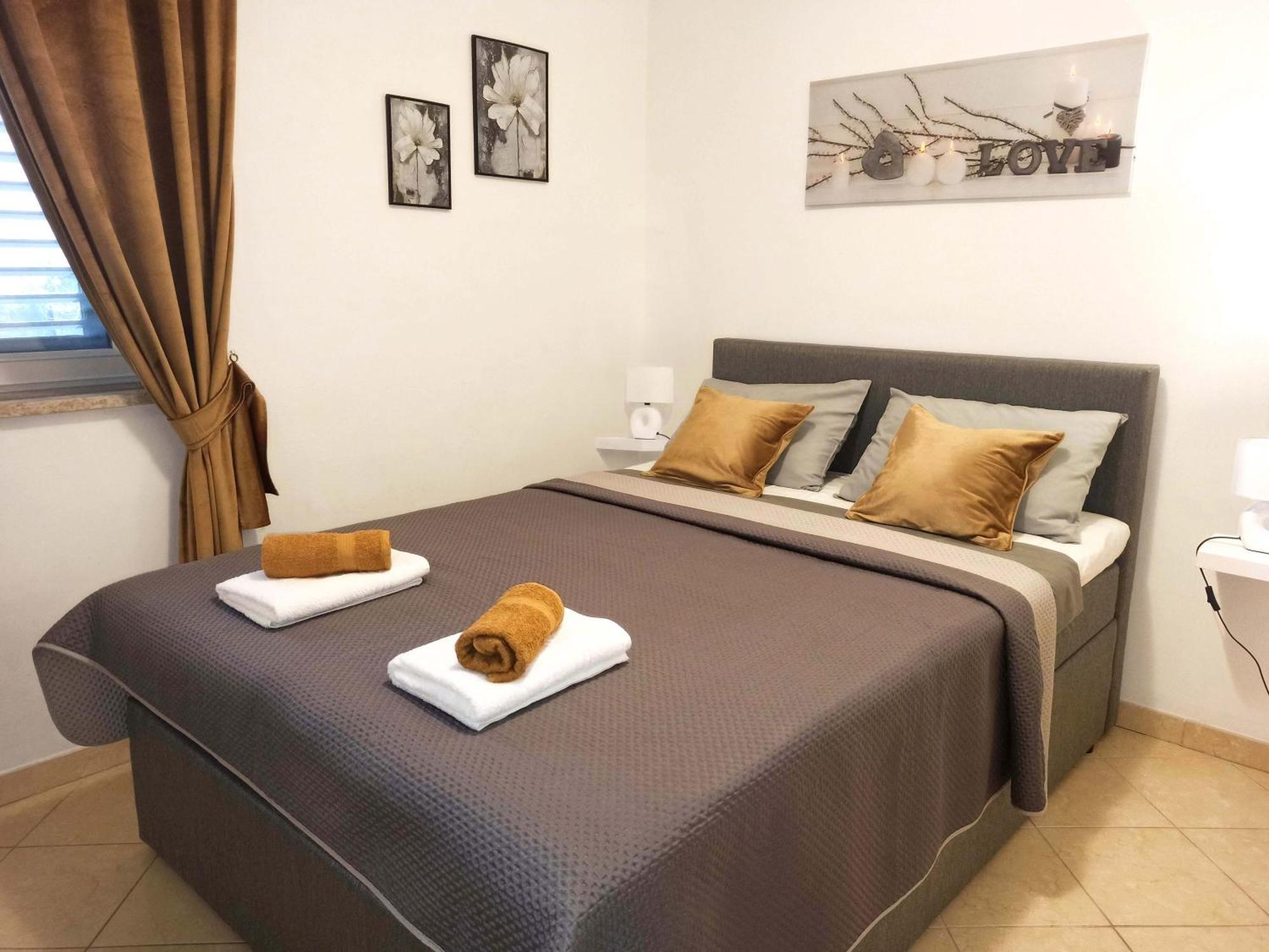 Apartman Dora Pula Exteriör bild